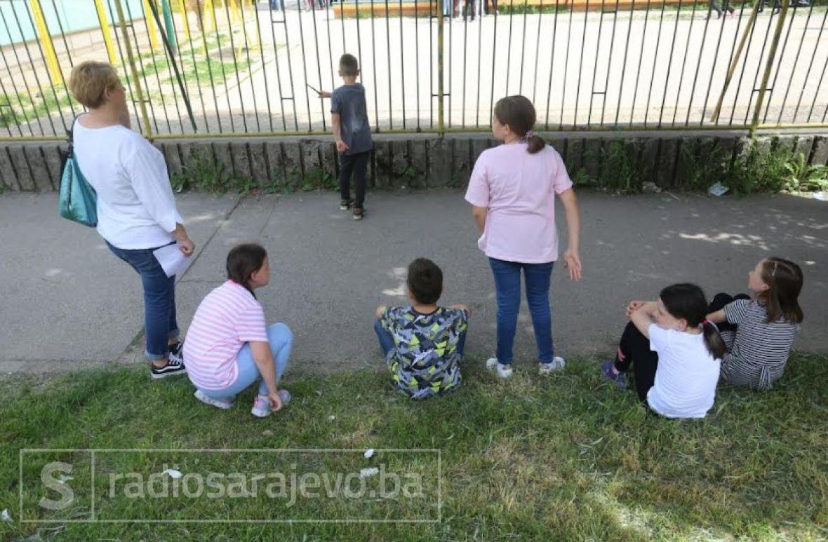 Foto: Dž.K./Radiosarajevo/Djeca ispred škola u Sarajevu